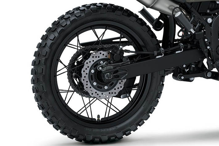 Hệ thống phanh đĩa dạng cánh hoa mang lại khả năng tản nhiệt tốt: đĩa trước 265mm với heo phanh 2 piston, đĩa sau 220mm với 1 piston. Đặc biệt, xe được trang bị ABS hai kênh tiêu chuẩn, hỗ trợ an toàn khi phanh gấp, đồng thời có thể vô hiệu hóa nếu cần thiết để tối đa trải nghiệm off-road.