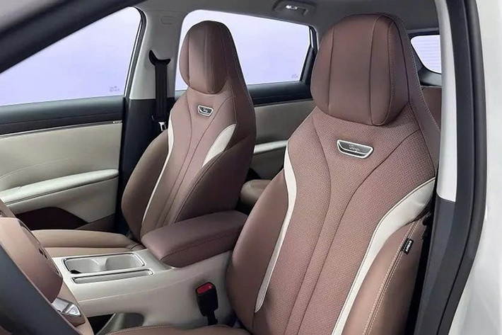 Trước mặt người lái xuất hiện bảng đồng hồ kỹ thuật số với màn hình LCD 8,88 inch và màn hình cảm ứng trung tâm 12,8 inch, kết hợp với vô lăng đa chức năng. Cụm điều khiển trung tâm được bố trí 2 giá để cốc linh hoạt, đồng thời tích hợp sạc điện thoại không dây 50W có tính năng làm mát tiêu chuẩn.