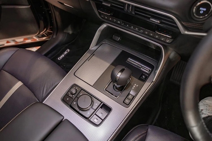 Người lái cũng có thể cài đặt 6 hồ sơ cá nhân khác nhau cho phép tùy chỉnh vị trí ngồi và góc quan sát tối ưu nhất trên CX-80, bên cạnh chức năng Entry Assist hỗ trợ việc ra vào dễ dàng.