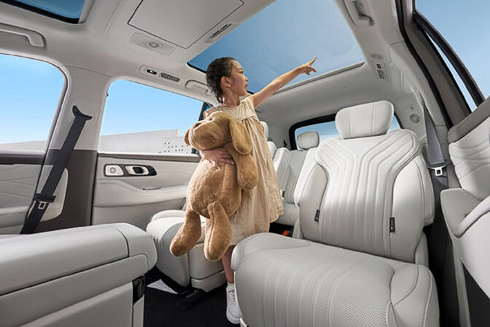 Các trang bị nổi bật gồm màn hình trung tâm 12.6 inch kết hợp HUD trên kính lái, màn hình 30 inch siêu rộng dùng chung cho tài xế và hành khách.