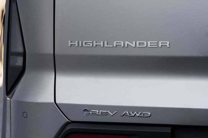 Tổng thể xe SUV Toyota Highlander EV 2027 to lớn hơn đáng kể so với thế hệ trước: dài 198,8 inch (tăng 3,9 inch), rộng 78,3 inch (tăng 2,3 inch) và trục cơ sở kéo dài tới 120,1 inch – tăng gần 20 cm, mở rộng không gian nội thất đáng kể.