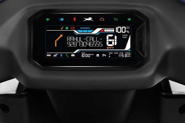 Xe được trang bị cụm đồng hồ LCD màu tích hợp kết nối Bluetooth và chức năng dẫn đường. Những trang bị này giúp Orbiter V1 duy trì trải nghiệm công nghệ tương đương phiên bản cao hơn, dù được định vị là biến thể cơ bản.