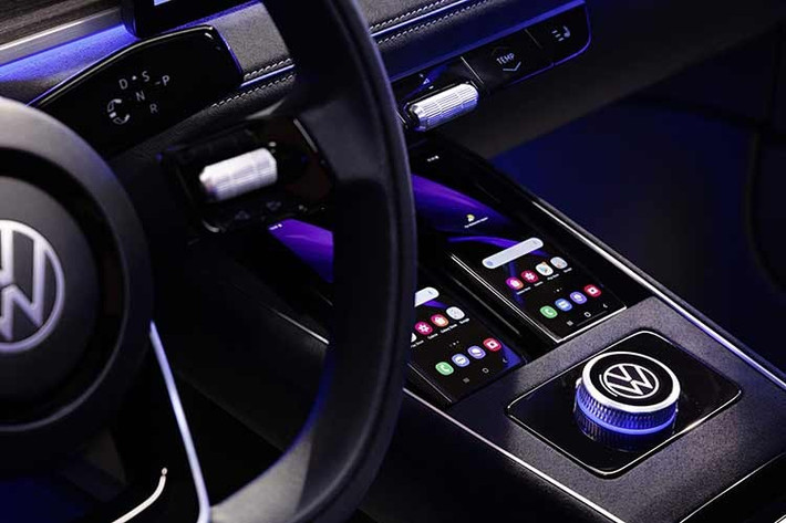 Tính năng cấp điện ra ngoài (V2L) với công suất 3,6 kW cũng được trang bị cho mẫu xe này. Tương tự Volkswagen Golf Mk8.5, ID.3 Neo sẽ quay lại sử dụng các nút bấm vật lý trên vô lăng thay cho các phím cảm ứng vốn bị nhiều người dùng kêu ca. Nhiều khả năng xe cũng có thêm các nút chỉnh điều hòa riêng trong khi màn hình hiển thị thông tin trên kính lái có thể được tăng kích thước so với mức 5,3 inch hiện tại.