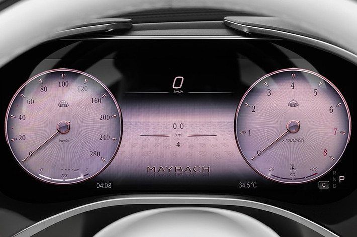 Bên trong, Mercedes-Maybach SL 680 Monogram Series 2026 có ghế bọc da Nappa, bảng điều khiển trung tâm và ốp cửa, màn hình trung tâm điều chỉnh điện với các hình ảnh động và chủ đề khởi động cụ thể, cụm đồng hồ kỹ thuật số, vô lăng đặc trưng, ngưỡng cửa có đèn nền chào đón người dùng, bàn đạp bằng thép không gỉ...