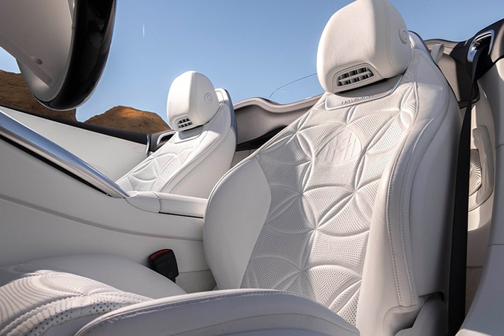 Một kệ hành lý phía sau ghế trước, có biểu tượng Maybach dập nổi và thiết kế hoa, cũng có trên boong. Mercedes cũng đề cập đến hệ thống Airscarf, hệ thống quan sát xung quanh, hệ thống camera 360 độ, Gói hỗ trợ người lái, Magic Vision Control và một loạt các thứ khác.