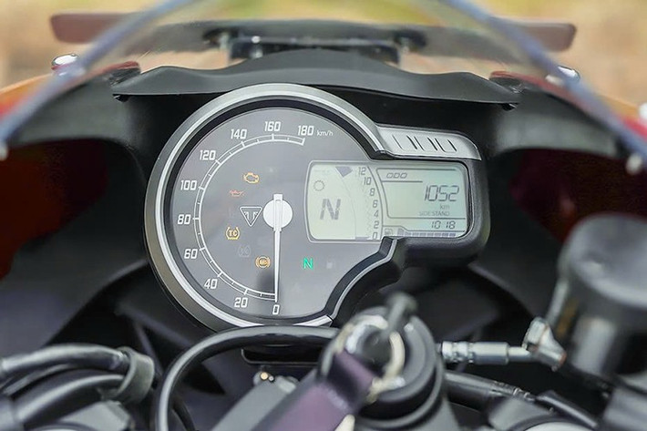 Tay lái clip-on hẹp hơn 40 mm và thấp hơn 246 mm so với Speed 400, kết hợp với gác chân đặt lùi 86 mm và cao hơn 27 mm, giúp người lái có tư thế hơi ngả về phía trước, đúng chuẩn cafe racer, đồng thời tối ưu hóa khả năng kiểm soát xe khi vào cua.