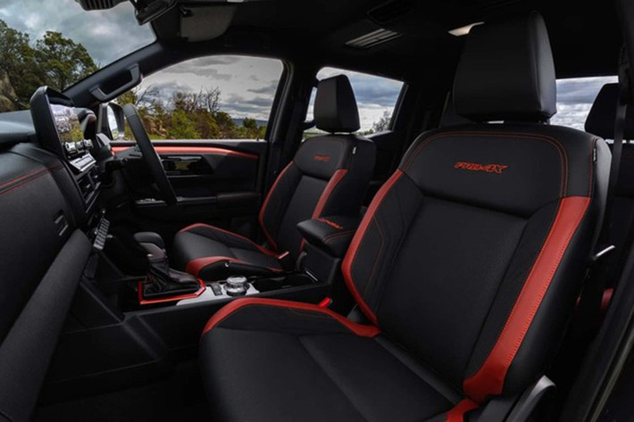 Mặc dù hiện đại hóa thường đồng nghĩa với việc ít nút bấm vật lý hơn, Navara vẫn giữ lại các phím cứng để truy cập nhanh mà không cần rời mắt khỏi mặt đường. Đây không phải là một chiếc xe bán tải lỗi thời về mặt an toàn và công nghệ hỗ trợ người lái.