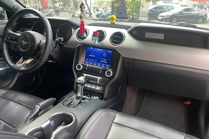 Điểm khác biệt lớn nhất trên Ford Mustang GT so với phiên bản Mustang tiêu chuẩn về nước trước đó chính là khối động cơ đầy mạnh mẽ.