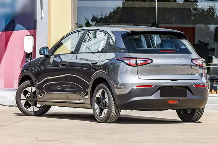 Với mức giá khởi điểm chỉ từ 69.800 nhân dân tệ (tương đương khoảng 254 triệu đồng), Geely Geome Xingyuan đã giành được vị trí dẫn đầu với doanh số 204.940 xe bán ra trong nửa đầu năm.