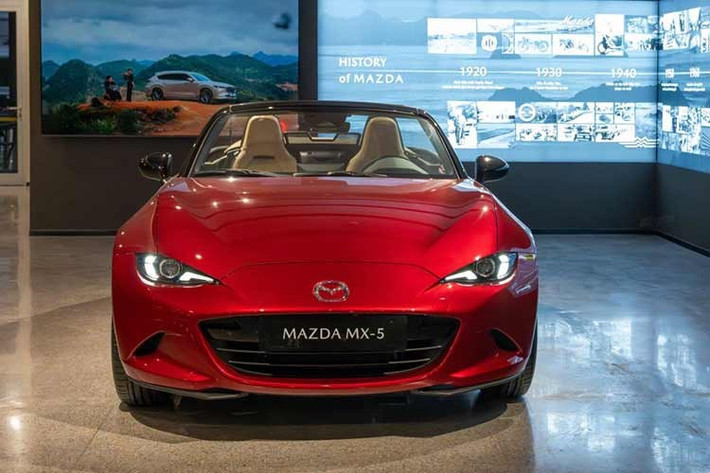 Tuy nhiên, với việc Mazda luôn đề cao tính cá nhân hóa, những khách hàng khao khát sự làm chủ hoàn toàn vẫn có thể kỳ vọng vào tùy chọn hộp số sàn 6 cấp - "đặc sản" giúp MX-5 trở thành mẫu xe mui trần bán chạy nhất thế giới.