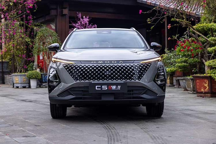 Theo lộ trình dự kiến, Omoda C5 HEV sẽ chính thức mở bán vào tháng 4 năm nay và bắt đầu bàn giao xe ngay sau đó. Với lợi thế về công nghệ Hybrid và trang bị dồi dào, đây chắc chắn sẽ là một bài toán khó cho các đối thủ cùng phân khúc trong thời gian tới.