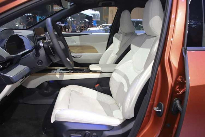 Hệ thống nút bấm cảm ứng điều khiển nằm dưới màn hình và trên khe gió điều hòa. Những nút bấm này sẽ sáng lên khi được kích hoạt. Đèn nền nội thất trên xe có thể tương tác với nhạc mà người dùng đang chơi. Khu vực này cũng có máy phun nước hoa với 5 mùi hương độc quyền, trong đó có mùi... tre đậm chất châu Á.