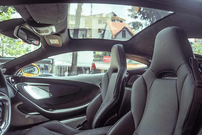 Về sự thú vị, hãng McLaren đã trang bị đến 2 khoang hành lý cho xe GT với tổng diện tích chứa đồ lên đến 570 lít, trong đó còn khoang hành lý sau cabin của xe McLaren GT có thể tích lên tới 420 lít đủ sức chứa 1 va li cỡ lớn và nhỏ hay làm nơi chứa gậy đánh golf.