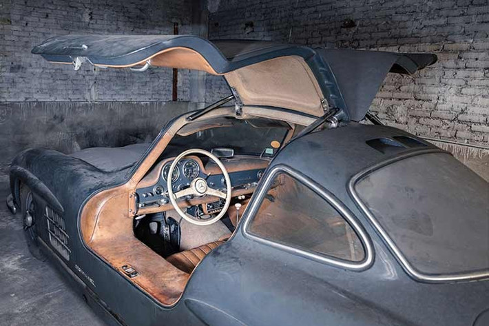 Chỉ mới chạy được 34.255 km và được bảo dưỡng cẩn thận trong suốt bảy thập kỷ, chiếc Gullwing vẫn còn giữ được phần lớn lớp sơn màu xám đậm nguyên bản.