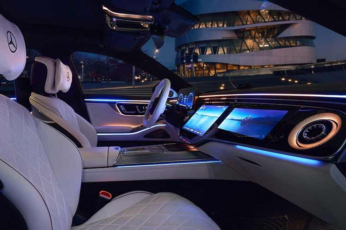 Đáng chú ý, Mercedes-Benz áp dụng hệ thống làm mát bằng chất lỏng cho cụm điện tử trung tâm và các màn hình. Giải pháp này giúp kiểm soát nhiệt khi các màn hình vận hành liên tục với độ sáng cao và khả năng xử lý đồ họa nặng, qua đó tăng độ ổn định và tuổi thọ phần cứng.