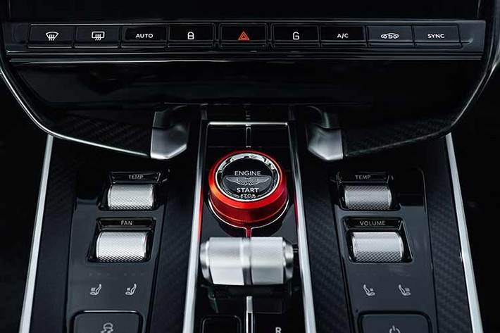 Màu trắng, cũng xuất hiện trên logo V12, được cho là mô phỏng những con sóng vỗ vào đá dọc bờ biển, nhưng nó tương phản mạnh mẽ với màu đen bóng ở phần dưới và phần trên của xe và màu đỏ trên kẹp phanh – màu này cũng có mục đích, đó là mô phỏng màu sắc của các phao đánh dấu vùng biển ven biển Florida. Trái ngược với vẻ ngoài năng động, nội thất của Volante được thiết kế như một ốc đảo yên tĩnh, với màu chủ đạo là trắng băng (Glacier White).