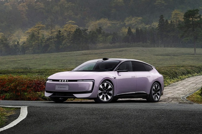 Liên doanh SAIC-Audi vừa chính thức trình làng mẫu AUDI E5 Sportback tại Trung Quốc. Khác biệt với thương hiệu Audi toàn cầu, dòng sản phẩm này không dùng logo bốn vòng tròn quen thuộc, mà thay vào đó chỉ mang dòng chữ “AUDI” ở phần đầu và đuôi xe. Đây là kết quả hợp tác giữa Audi AG và SAIC nhằm tạo ra những mẫu xe phù hợp hơn với thị hiếu và nhu cầu riêng của khách hàng tại thị trường tỉ dân.