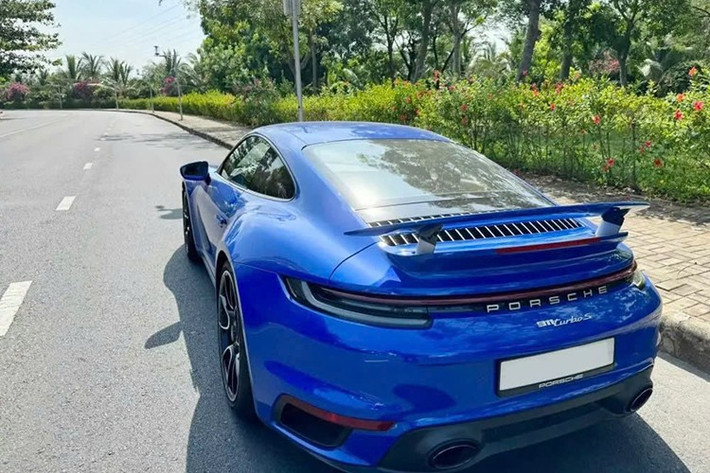 Cụ thể, vào năm ngoái, chiếc xe Porsche 911 Turbo S 992 đã được chủ hiện tại là 1 doanh nhân ở Hà Nội mua về từ 1 nhà sưu tập xe ở Thành phố Hồ Chí Minh, mức giá bán được tiết lộ gần 13 tỷ đồng, và chỉ sau 1 năm trải nghiệm, chủ xe đang muốn bán chiếc Porsche 911 Turbo S 992 này.