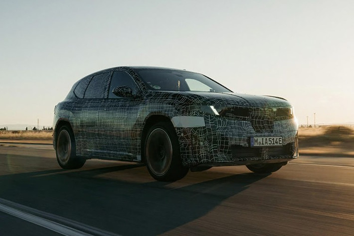 Đạt được điều đó là nhờ kiến trúc điện 800V mới, giúp sạc siêu nhanh, đồng thời vẫn tương thích với hệ thống sạc DC 400V phổ biến. Bên cạnh đó, iX3 còn hỗ trợ sạc hai chiều với các tính năng như Vehicle-to-Load (V2L) công suất 3,7 kW, Vehicle-to-Grid (V2G) và Vehicle-to-Home (V2H).