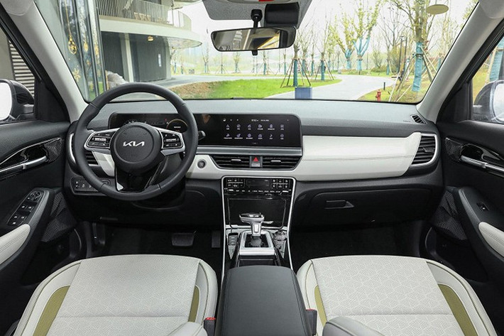 Mức giá bán Kia Seltos tại thị trường tỷ dân này thấp đến mức khiến mẫu xe gần như "tụt hạng" sang một phân khúc bình dân hơn, nếu so sánh trực tiếp với cùng mẫu xe ở Mỹ hay Việt Nam.