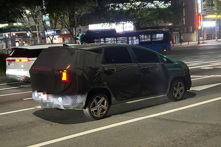 Hyundai hé lộ đã tích hợp một số giải pháp lưu trữ và chỗ ngồi thông minh để đảm bảo trải nghiệm thú vị cho mọi hành khách. Không gian lưu trữ đa chức năng, có giá để cốc, khay nhỏ, ngăn phụ và bàn dã ngoại.