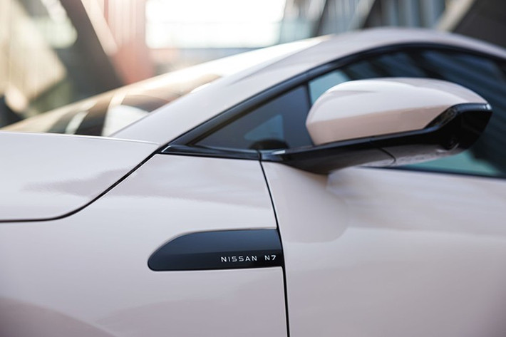 Để đảm bảo đáp ứng các yêu cầu kỹ thuật và pháp lý tại các thị trường quốc tế, Nissan đã đầu tư vào IAT Automobile Technology - công ty công nghệ xe điện hàng đầu tại Trung Quốc, chuyên cung cấp giải pháp phần mềm cho nhiều nhà sản xuất ôtô nội địa.