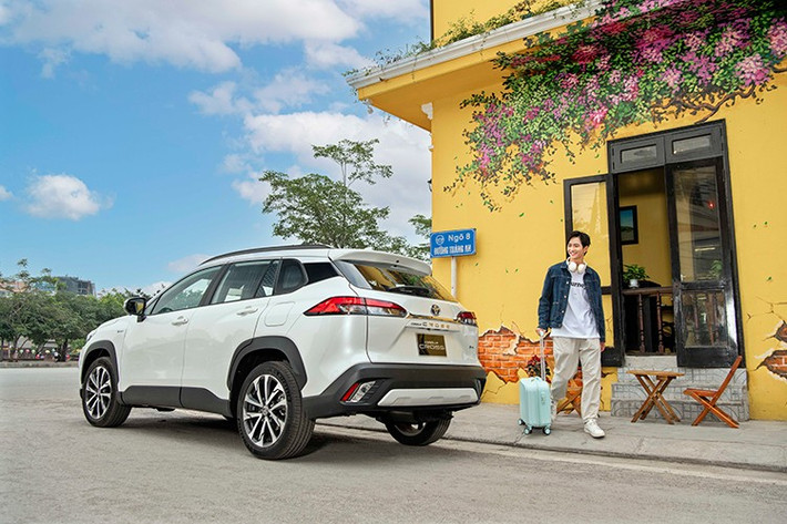 Trong tháng 5/2025, Toyota Corolla Cross HEV bán được 230 xe, tăng 65 xe so với trước và trở thành mẫu xe Hybrid bán chạy nhất trong tháng. Corolla Cross HEV tiếp tục khẳng định sức hút với thiết kế năng động, vận hành tiết kiệm và đặc biệt là mức giá cạnh tranh trong phân khúc hybrid tầm trung.