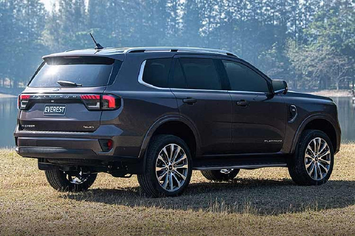 Ford Everest Platinum V6 2026 thế hệ mới sở hữu kích thước không đổi ở mức 4.914 x 1.923 x 1.842 mm, chiều dài cơ sở 2.900 mm. Ngoài ra, logo hai bên cánh cửa trước và ốp nhựa nối liền cụm đèn hậu phía sau. Hai bên mang cá trên vòm bánh trước gắn thêm logo V6.