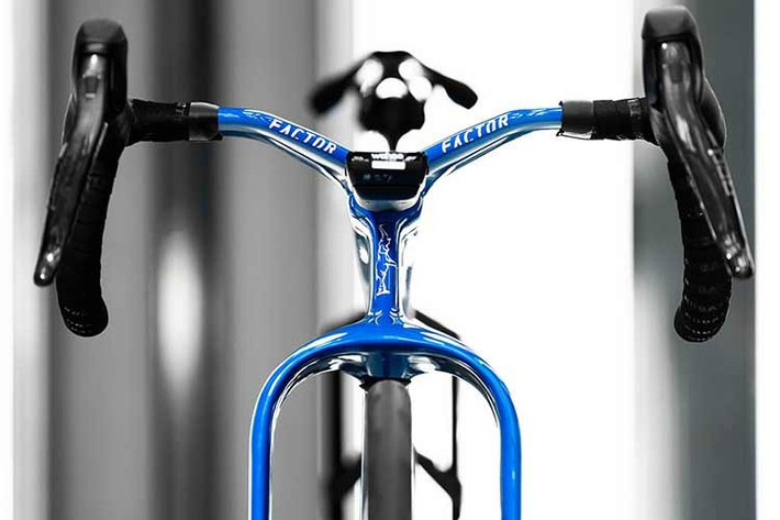 Bugatti Factor One sử dụng sợi carbon làm vật liệu chính nhằm tối ưu khối lượng. Mẫu xe được phát triển dựa trên tiêu chuẩn của các dòng xe đạp đường trường hiệu suất cao, tuân thủ quy định của Liên đoàn Xe đạp Quốc tế (UCI).