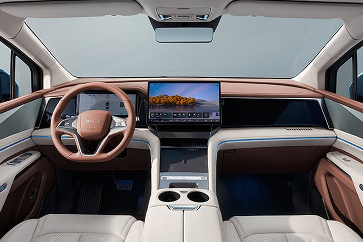 Không gian nội thất của M9 được lấy cảm hứng từ kiến trúc “Tứ thủy quy đường” trong văn hóa phương Đông, nơi mọi chi tiết đều hướng tới sự cân bằng, hòa hợp và sung túc. Bảng điều khiển trung tâm được ví như “trục chính” của ngôi nhà, các chi tiết ốp kim loại được thiết kế mô phỏng mái đình cổ kính, tạo nên cảm giác bề thế và sang trọng.