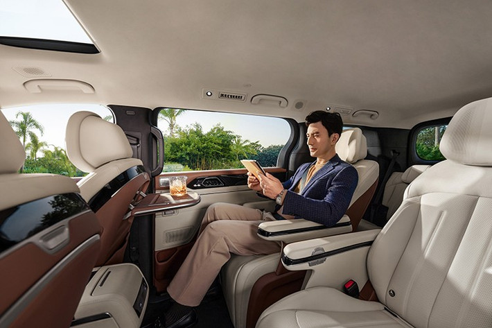 Đặc biệt, hàng ghế giữa được ví như “ghế thương gia hạng nhất trên không”, với ghế ngồi khả năng điều chỉnh điện 4 hướng tích hợp nhớ vị trí, điều chỉnh bệ đỡ chân, hệ thống đệm linh hoạt cùng tính năng massage 10 điểm, bàn gấp tiện dụng giúp hành khách tận hưởng sự êm ái vượt trội. Ngoài ra, khu vực này còn được trang bị sẵn tủ lạnh, mang đến trải nghiệm tiện dụng hơn bao giờ hết.