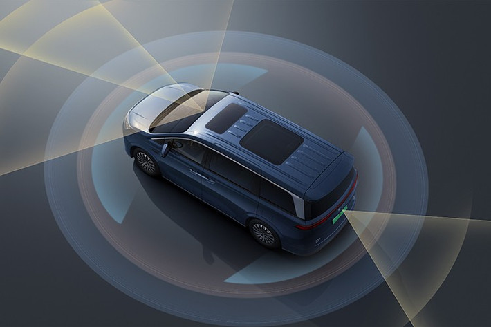 Được phát triển dựa trên tiêu chuẩn an toàn cao nhất, đạt C-NCAP 5 sao, mẫu xe sở hữu 7 túi khí bao phủ toàn bộ không gian cabin, từ hàng ghế trước đến hàng ghế thứ ba, đảm bảo sự an tâm cho tất cả hành khách. Xe được trang bị ADAS 5R1V (5 radar, 1 camera) mang đến khả năng hỗ trợ lái tiên tiến như phanh khẩn cấp tự động, kiểm soát hành trình thích ứng, kiểm soát hành trình, hỗ trợ giữ làn khẩn cấp, nhận diện biển báo giao thông...