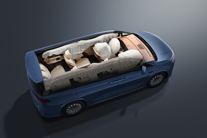 Điểm nhấn nổi bật là pin “Blade Battery” thế hệ mới – biểu tượng an toàn hàng đầu thế giới. Ngoài việc vượt qua những bài thử nghiệm khắt khe nhất, pin còn có tuổi thọ bền bỉ, khả năng sạc nhanh (15-100% chỉ trong chưa đầy 60 phút), bộ pin còn đáp ứng trọn vẹn nhu cầu sử dụng hằng ngày lẫn các hành trình dài.