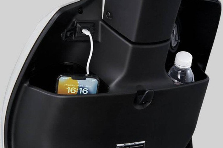 Dung tích bình xăng của xe là 5,7 lít và trọng lượng đạt 100kg. Cốp xe rộng để vừa được một mũ bảo hiểm. Đặc biệt, mẫu xe tay ga này còn được tích hợp cổng sạc USB phía trước cùng hệ thống phanh CBS tiêu chuẩn và ABS ở phiên bản cao cấp.