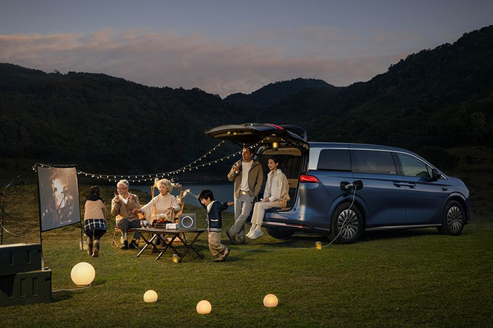 Xe có hai tùy chọn quãng đường thuần điện theo chuẩn NEDC là 95 km và 170 km, giúp người dùng linh hoạt trong các hành trình ngắn trong đô thị hoặc các chuyến đi dài liên tỉnh. Khi kết hợp cả xăng và điện, tổng quãng đường di chuyển của M9 lên đến 1.000 km, đồng thời mức tiêu hao nhiên liệu hỗn hợp trung bình chỉ 5,6 lít/100 km, một con số tối ưu trong phân khúc.