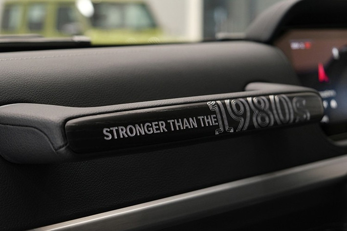Trung tâm bảng điều khiển có gắn huy hiệu “1 of 460”, đánh dấu số lượng giới hạn của mẫu xe. Tay nắm bảng táp-lô phía hành khách cũng in dòng chữ “STRONGER THAN THE 1980s”.