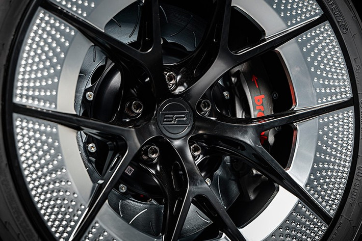 BP25 được ra mắt công chúng lần đầu tại Triển lãm SEMA 2025 ở Las Vegas, nơi quy tụ những bản độ độc đáo nhất thế giới. Tại đây, S2000 BP25 nhanh chóng trở thành tâm điểm chú ý nhờ sự kết hợp hoàn hảo giữa tinh thần thể thao cổ điển và công nghệ đương đại.