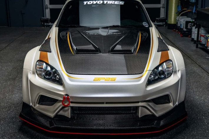 Hệ thống động lực được nâng cấp toàn diện, gồm ống xả titanium Amuse (bao gồm cả cổ góp), hệ thống nhiên liệu hiệu suất cao với kim phun Injector Dynamics, cùng bộ tản nhiệt của Science of Speed giúp duy trì nhiệt độ tối ưu khi vận hành ở tua cao.