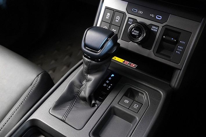 Toàn bộ các phiên bản đều được trang bị tiêu chuẩn loạt công nghệ hiện đại như: Trợ lực lái điện (EPS). Phanh tay điện tử kèm giữ phanh tự động (Auto Brake Hold). Camera 360 độ, cảnh báo điểm mù (BSM)...