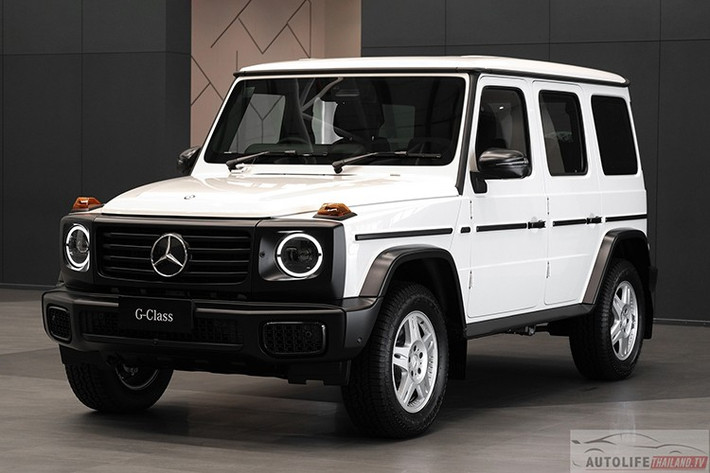 Mercedes-Benz G450d STRONGER THAN THE 1980s là phiên bản đặc biệt nhằm tưởng nhớ huyền thoại G-Class W460 của những năm 1980, với nhiều chi tiết thiết kế gợi nhớ về mẫu SUV nguyên bản, kết hợp cùng công nghệ hiện đại và khả năng vận hành mạnh mẽ.