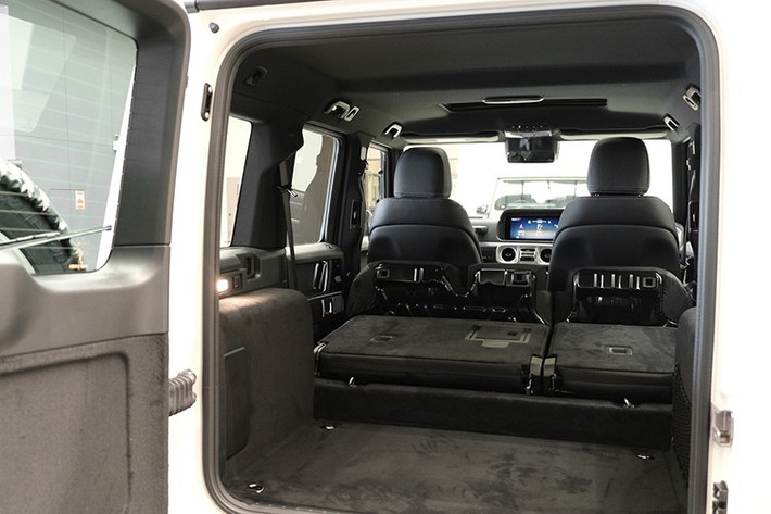 Xe có sẵn 2 tùy chọn động cơ 6 xi-lanh thẳng hàng, tăng áp, dung tích 3.0L của G-Class tiêu chuẩn. Trong đó, bản G450d cho công suất tối đa 367 mã lực và mô-men xoắn cực đại 750 Nm nên có thể tăng tốc từ 0-100 km/h trong 5,8 giây. Con số tương ứng của bản G500 là 449 mã lực và 560 Nm, cho phép xe đạt 100 km/h từ vị trí đứng yên trong 5,4 giây.