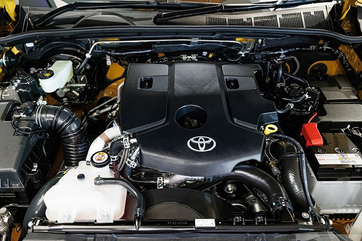 Ngoài ra, xe còn có cảnh báo phương tiện cắt ngang khi lùi (RCTA). Sạc điện thoại không dây, ổ sạc 220V. Hệ thống giải trí hỗ trợ Apple CarPlay/Android Auto không dây. Phanh đĩa 4 bánh và hệ thống vi sai hạn chế trượt tự động (LSD).