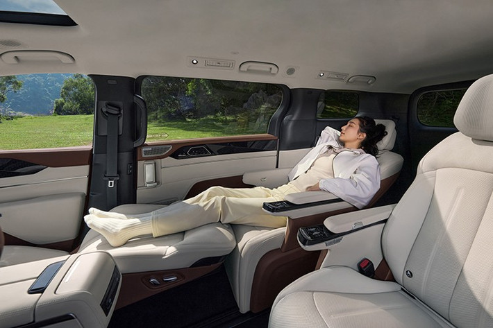 Trung tâm điều khiển của BYD M9 là hệ thống màn hình giải trí 15,6 inch, hỗ trợ điều khiển bằng giọng nói tiếng Việt thông minh, nhận diện đa vùng, cho phép thực hiện hàng trăm thao tác điều khiển chỉ bằng lời nói tự nhiên. Người dùng có thể điều chỉnh điều hòa, ghế ngồi, hệ thống giải trí hay thậm chí là đóng mở cửa… chỉ bằng một câu lệnh.