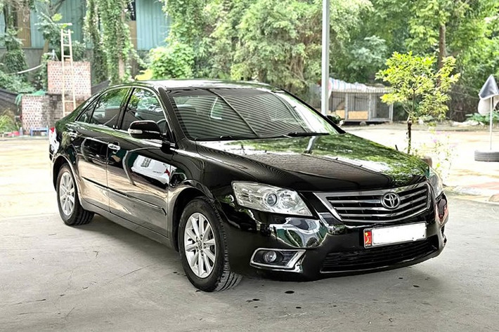 Trong nhiều năm qua, Toyota Camry đã trở thành cái tên quen thuộc trên thị trường ôtô Việt Nam, gắn liền với hình ảnh một mẫu sedan hạng D sang trọng, bền bỉ và giữ giá tốt. Thế nhưng, khi nhắc đến Toyota Camry 2010 với giá chỉ khoảng 300 triệu đồng, không ít người băn khoăn: liệu đây có phải là một lựa chọn “hời”?