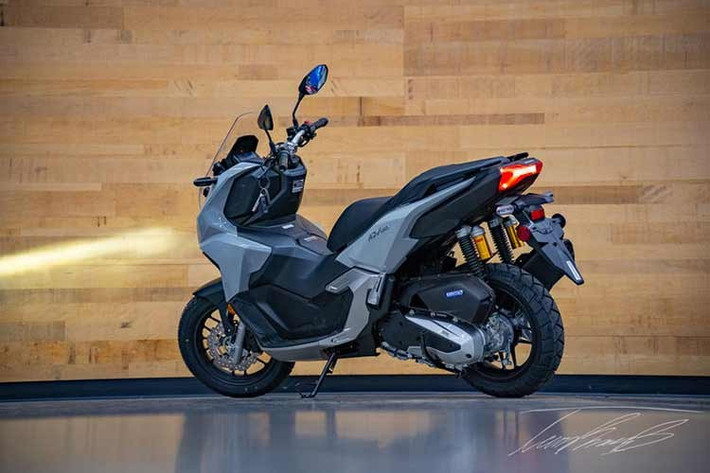 Toàn bộ các chức năng được điều khiển thông qua cụm công tắc bên trái tay lái, góp phần giảm thiểu thao tác rời tay và hạn chế việc phân tâm khi vận hành xe, qua đó nâng cao mức độ an toàn trong điều kiện giao thông thực tế.