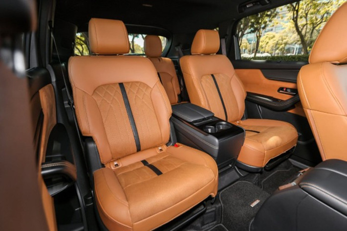 Xe trang bị màn hình trung tâm 12,3 inch hỗ trợ Apple CarPlay không dây và Android Auto có dây, kết hợp cụm đồng hồ kỹ thuật số 12,3 inch và hiển thị HUD trên kính lái. Hệ thống âm thanh Bose 12 loa, 6 cổng USB-C, sạc không dây và hai ổ điện 12V được trang bị cho khoang cabin và cốp xe.