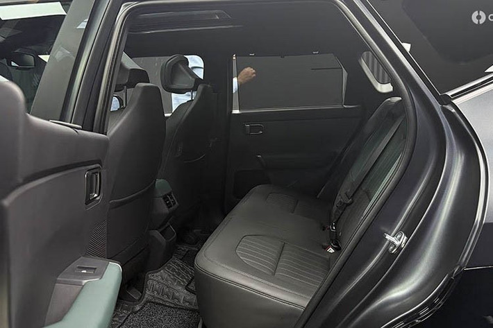 Ngoài ra, trang bị chú ý của xe còn có loạt công nghệ kết nối hiện đại như Android Auto và Apple CarPlay không dây, mở khóa thông minh Smart Key, nền tảng Kia Connect 2.0 nâng cấp và khả năng cập nhật phần mềm qua mạng (OTA), bao gồm cả chức năng chẩn đoán xe từ xa.