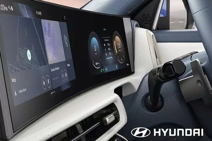 Mẫu SUV hạng A này cũng được trang bị sạc không dây, ghế lái chỉnh điện 4 hướng, hệ thống cảnh báo điểm mù và cửa sổ trời đơn. Cửa sổ trời toàn cảnh vẫn chưa xuất hiện trên mẫu xe nhà Hyundai dù một số đối thủ đã có.