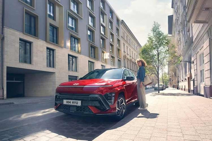 Để so sánh, các phiên bản chạy xăng có giá từ 27.270 đến 33.970 bảng Anh, và các phiên bản hybrid có giá từ 31.440 đến 35.640 bảng Anh. Mặc dù điều này cho thấy xe chạy xăng hoặc xe hybrid là lựa chọn tốt hơn, nhưng Kona điện vẫn chiếm một phần đáng kể trong doanh số bán xe điện. Khi xem xét thuế lợi ích hiện vật, lý do trở nên rõ ràng. Là một chiếc xe gia đình, Kona thể hiện khá tốt.