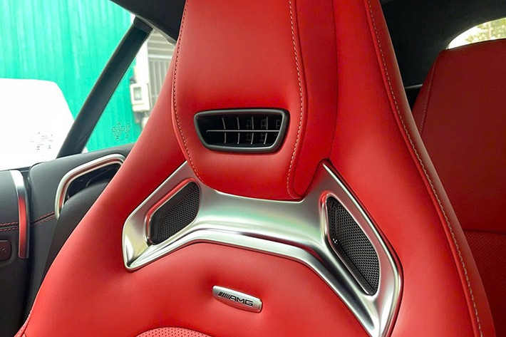 Thậm chí, người dùng có thể mở mui xe Mercedes-AMG SL43 ngay khi đang chạy, nhưng tốc độ tối đa được hãng xe sang Đức khuyến cáo chỉ nên dưới 60 km/h, rất ấn tượng so với nhiều hãng khuyên khách chỉ chạy dưới 50 km/h.